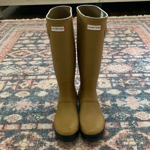Adorable women’s hunter boots sz 7!!!